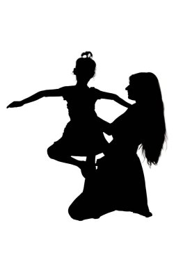 Doğanın arka planına karşı uyumlu ve sanatsal bir sahnede bir anne ve kızını neşeyle dans ederken gösteren güzel bir siluet.