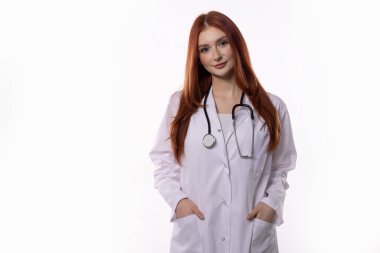 Genç, kendine güveni tam bir doktor. Laboratuvar önlüğü içinde. Tıp mesleğinin adanmışlığını gururla kanıtlıyor.