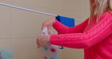 Günlük ev işlerinin güzelliğini ön plana çıkaran, kurutmak için asılan kıyafetlerin yer aldığı rahat ve davetkar bir sahne.