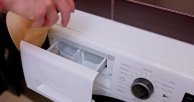 Bir çamaşır makinesinin detaylı görüntüsü deterjan çekmecesi dikkatlice çıkartılıyor.