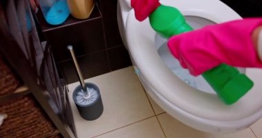 Çağdaş bir banyo ortamında çeşitli temizlik malzemeleriyle donatılmış el değmemiş ve bakımlı bir tuvalet.