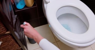 Bu temiz, şık ve modern bir banyo seti. Tuvaleti ve temizlik malzemeleri de var.