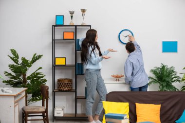 İki arkadaş, zevklerini yansıtan canlı renkleri ve dekorasyonu olan şık bir oturma odası tasarlamak için işbirliği yapıyorlar.