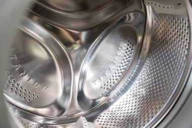 Giysilerin ve kumaşların en uygun şekilde temizlenmesi için tasarlanmış paslanmaz çelik bir çamaşır makinesi varili.