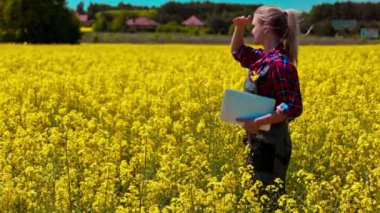 Sarı bir alanda elinde önemli belgeler olan bir kadın, doğa ve tarımı sembolize ediyor.