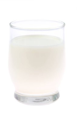 Ferahlatıcı bir bardak taze süt, kremalı ve davetkar, onu çeşitli mutfak uygulamaları için mükemmel kılıyor ve