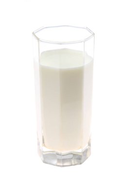 Ağzına kadar taze, kremalı ve lezzetli sütle dolu temiz bir bardak, sağlık ve beslenme için mükemmel.