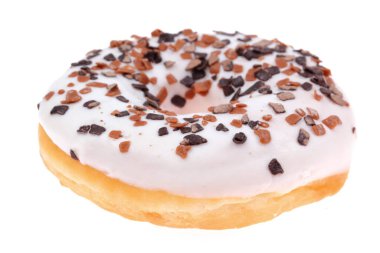 Çikolata parçacıklarıyla süslenmiş lezzetli ve cazip bir çörek, her türlü tatlı arzuyu tatmin etmek için idealdir.