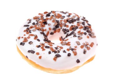 Çikolata parçacıklarıyla süslenmiş nefis beyaz bir çörek. Tatlı severler için mükemmel.