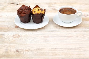 İki enfes kek ve dumanı tüten bir fincan kahveyle sıcacık bir sahne, kahvaltı ya da atıştırmalık için ideal.