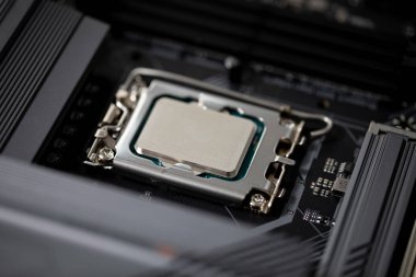 Gelişmiş teknolojinin sergilendiği bir ana kart soketine yerleştirilmiş bir işlemcinin ayrıntılı bir görüntüsü.