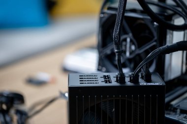 Çeşitli kabloları olan, teknoloji ve bilgisayar donanım temaları için ideal bir güç kaynağı biriminin ayrıntılı görünümü