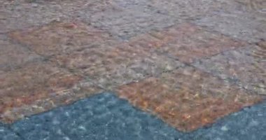 Değişik doku ve renklerde dalgalanmalar ve yansımalarla dikkat çeken büyüleyici bir yüzey.