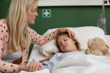 Kendini adamış bir anne, hastanede hasta çocuğuna bakar. Koşulsuz sevgi ve sarsılmaz destek gösterir.