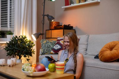 Lezzetli meyveler, lezzetli atıştırmalıklar ve davetkar bir ortam ile evde gerçekten rahatlatıcı bir akşamın tadını çıkarıyorum.