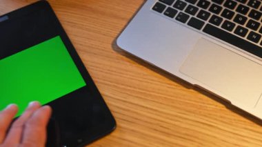 Üretkenliği ve dijital yeniliği artırmak için ideal bir tablet ve dizüstü bilgisayarın yer aldığı modern bir çalışma alanı