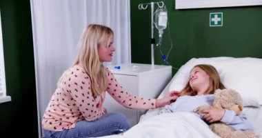 Bir anne, zor zamanlarda ihtiyaç duyduğu sevgi ve desteği vurgulayarak hastanedeki kızını rahatlatır.