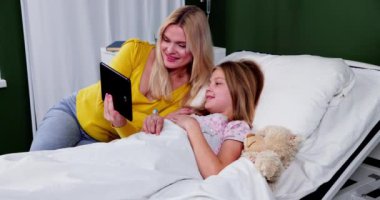 Yatma vakti kızına masal okuyan sıcak bir anne sahnesi, aralarında derin bir bağ kuruyor.