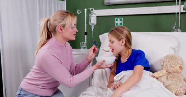 Kendini adamış bir bakıcı, hastanedeki genç bir hastaya kendi iyiliğini sağlamak için yemek ve destek sağlar.