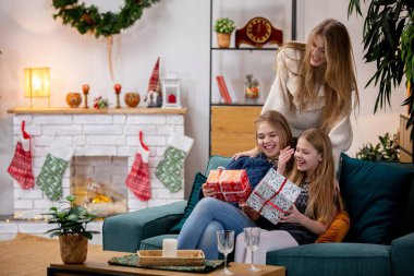 Sıcak bir festival sahnesi güzel bir şekilde arkadaşlarınızı yakalıyor. Tatillerde şöminenin yanında hediyeleri neşeyle açıyor.