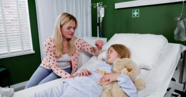 Sadık bir anne ile hasta çocuğu arasında dokunaklı bir an yaşanıyor. Saf sevgi ve özen gösteriyorlar.