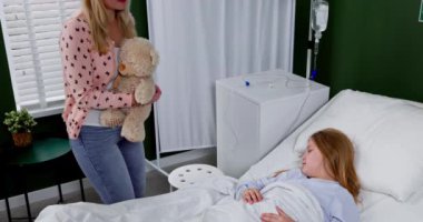 Genç bir hasta, bir hastane yatağında huzur içinde dinleniyor. Sakinleştirici ve sakinleştirici bir ortamda seruma bağlı.