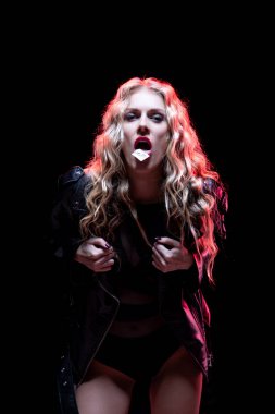 Bu çarpıcı bir portre dramatik ve büyüleyici bir ışık altında etkileyici bir performans sergiliyor.