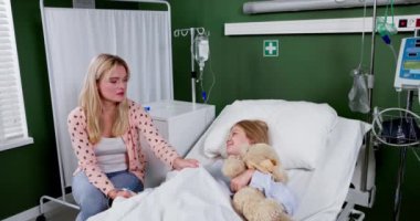 Sevgi dolu bir anne ve hasta kızı arasında hastane odasında paylaşılan yürek ısıtan ve hassas bir an.