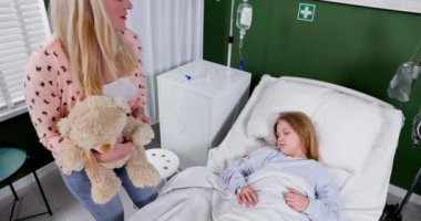 Serumla donatılmış, rahatlatıcı yeşil bir çevreyle çevrili bir hastane yatağında sakince dinlenen genç bir hasta.