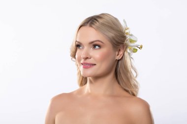 Çekici bir modelin nefes kesici portresi. Çiçek aksanıyla tamamlanmış doğal güzelliğini güzel bir şekilde sergiliyor.