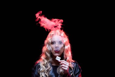 Göz kamaştırıcı ve çarpıcı bir portre. Renkli duman efektleri ve son derece yaratıcı ve benzersiz bir tasarım.