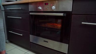 Şık bir mutfak fırını, modern işlevselliğin yanında sıcak, davetkar, çağdaş bir tasarım yayıyor.