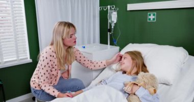 Şefkatli bir anne, hasta kızını hastanede rahat ettirir. Zor zamanlarda koşulsuz sevgi ve destek gösterir.