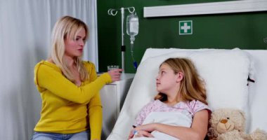 Bir hastane odasında, sevgi dolu bir anne ve sevgili kızı arasında sevgi dolu bir sahne başlar.