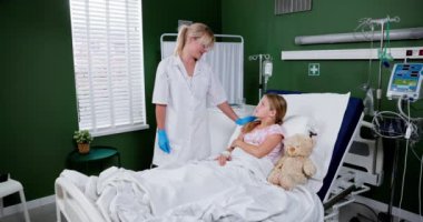 Kendini adamış bir hemşire, hastane ortamındaki genç bir hastaya hem rahat hem de şefkatli bakımı sağlar.