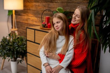 Sıcak ve samimi bir sahne güzel bir anne ve kızı yakalıyor birlikte güzel anlar paylaşıyorlar.