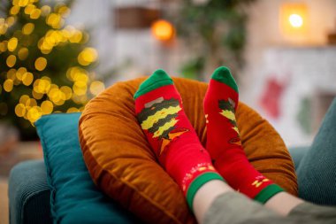 Renkli tatil çoraplarımla evde rahatça dinlenirken etrafım güzel şenlikli süslemelerle çevrili.