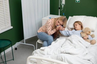 Yürekten ve dokunaklı bir an bir hastane ortamında kardeşler arasında paylaşılan, gerçekten sevgi ve özen gösteren