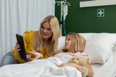 Sadık bir muhafız hastane yatağında neşeli bir çocuğu ziyaret eder, birlikte keyifli ve rahatlatıcı anlar geçirir.