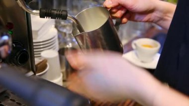 Kahve fincanlarıyla çevrili dumanı tüten bir değnekle bir espresso makinesinin yakın çekim görüntüsü. Kafeler için mükemmel..