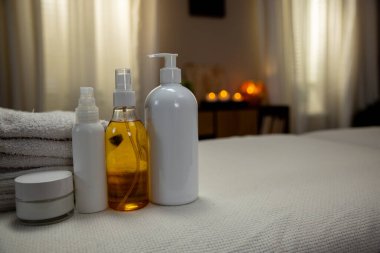 Derinden rahatlatıcı bir deneyim sağlamak için tasarlanmış çeşitli güzellik ürünleri içeren zarif bir spa düzeneği.