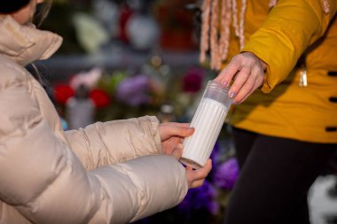 Güzel çiçeklerle çevrili dokunaklı bir gece nöbetinde huzurlu ve huzurlu bir mum değişimi gerçekleşir.