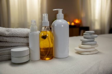 Rahatlamaya ve sağlığa adanmış cilt bakımı ürünlerini güzel bir şekilde sergileyen huzurlu ve barışçıl bir düzen.