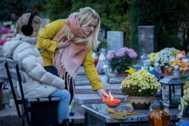 Merhumu mumlar ve çiçeklerle onurlandırmak için dokunaklı bir an..