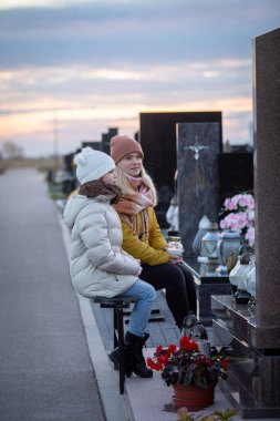 Huzurlu bir mezarlıkta derin bir yansıma anı özellikle de alacakaranlıkta değerli anıları yakalıyor.