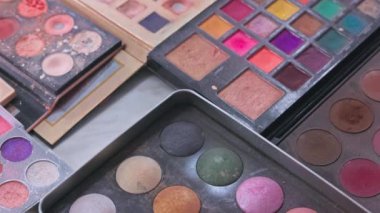 Eşsiz, sanatsal makyaj görünümleri yaratmak için mükemmel canlı göz falı paletleri dizisini keşfedin.