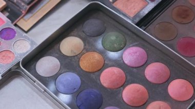 Göz farı paleti. Değişik renkleri var. Yaratıcı makyaj uygulamaları için mükemmel..