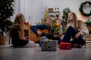Noel 'de neşeli bir aile toplantısı müzik, harika hediyeler ve keyifli şenlik ruhuyla dolu.