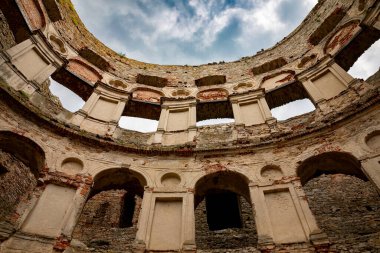 Antik harabelerin inanılmaz ihtişamını keşfedin, eskimiş mimari ve atmosferik bulutları sergileyin.
