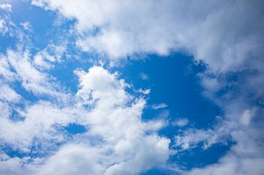 Nefes kesici bir manzara sergiliyor yumuşak, kabarık bulutlar güzel bir şekilde zıt mavi gökyüzü